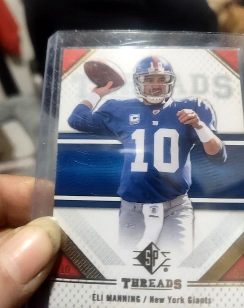 2009 SP Threads #37 Eli Manning — front