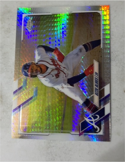 2021 Topps Chrome #24 Ozzie Albies Prism Refractor — front
