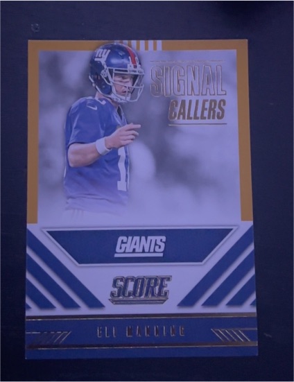 2016 Panini Score #17 Eli Manning Signal Callers Gold — front