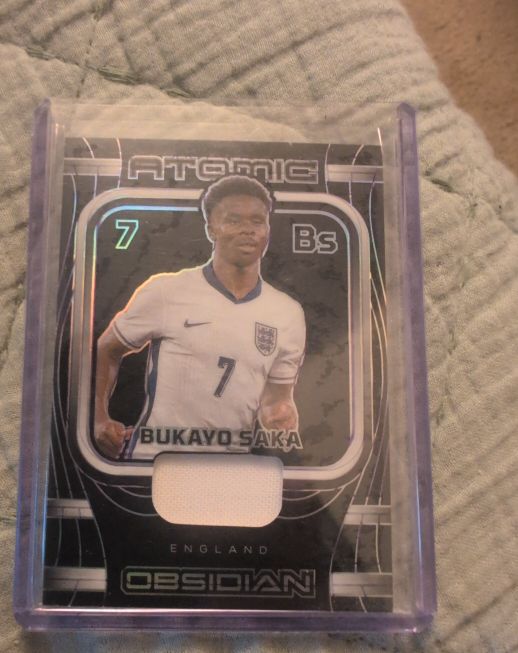 2023-24 Panini Obsidian Atomic Material #AM-BSA Bukayo Saka — front