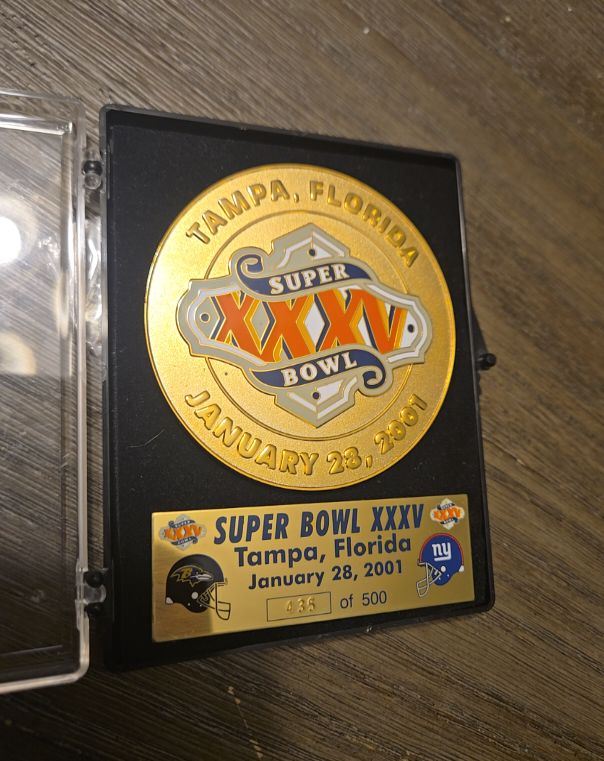 2001 NFL Alumni Super Bowl XXXV #436/500 Commemorative Pin — front