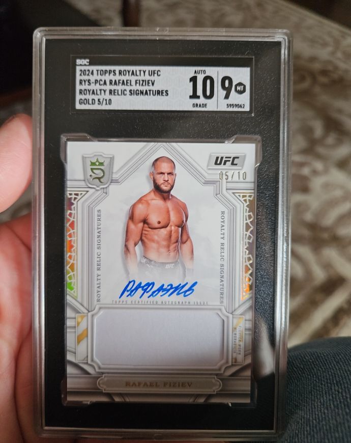 2024 Topps Royalty UFC #RYS-PCA Rafael Fiziev Royalty Relic Signatures Gold 5/10 — front