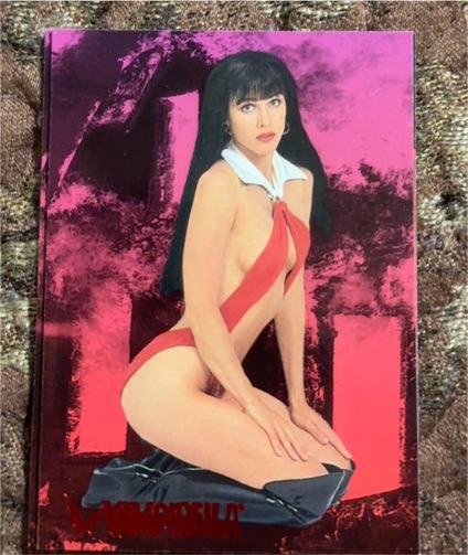 1995 Topps Visions of Vampirella #43 Vampirella — front