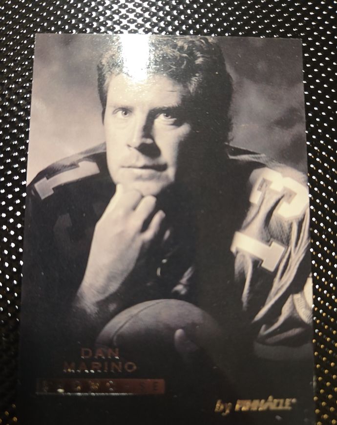 1995 Pinnacle Showcase #7 Dan Marino — front