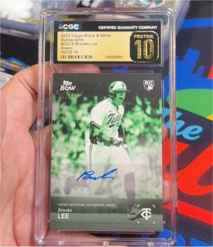 2025 Topps Black & White #22-A Brooks Lee Green Parallel Rookie Autograph — front