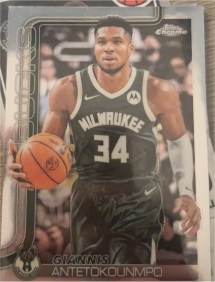 2025-26 Topps Chrome #137 Giannis Antetokounmpo — front