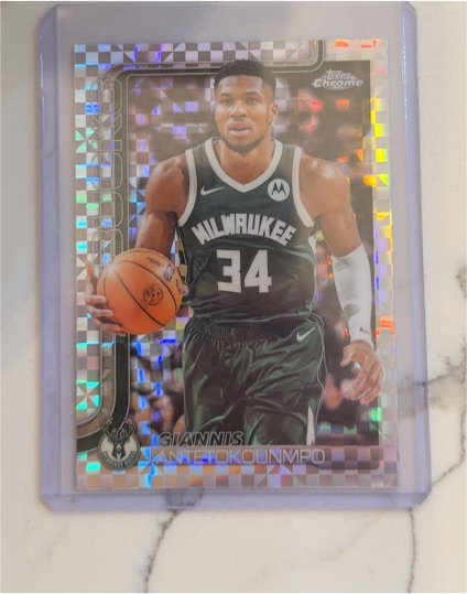2025-26 Topps Chrome #137 Giannis Antetokounmpo — front