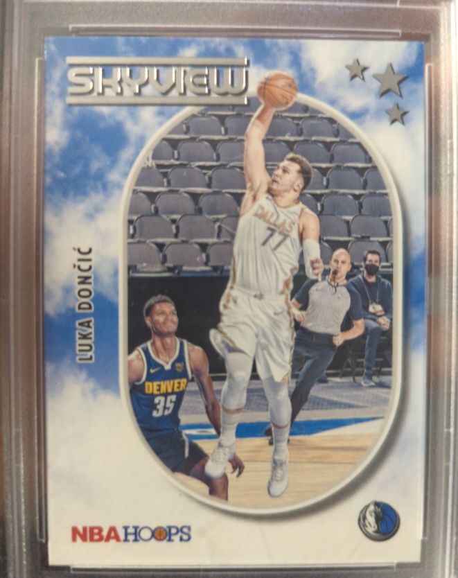 2021 Panini NBA Hoops Skyview #11 Luka Dončić — front