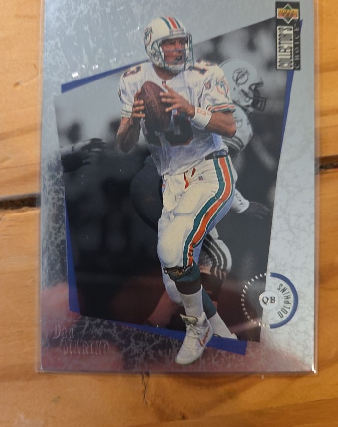 1996 Upper Deck Collector's Choice MVPs #M25 Dan Marino — front