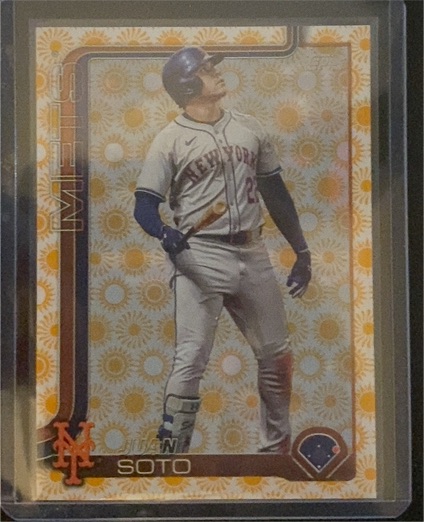 2025 Topps Series 2 #700 Juan Soto Holiday Sun Parallel — front