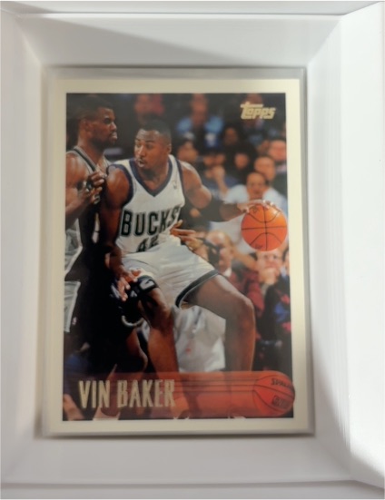 1996-97 Topps #25 Vin Baker Milwaukee Bucks — front