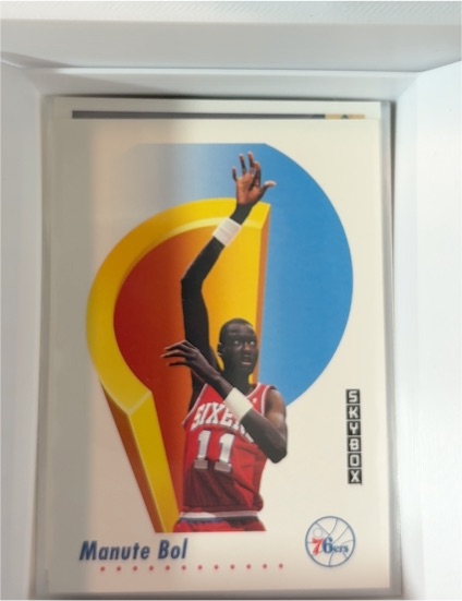 1991-92 SkyBox #212 Manute Bol Philadelphia 76ers — front