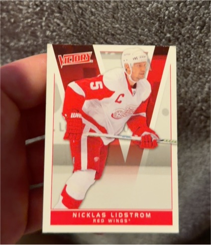 2010-11 Upper Deck Victory #69 Nicklas Lidstrom — front
