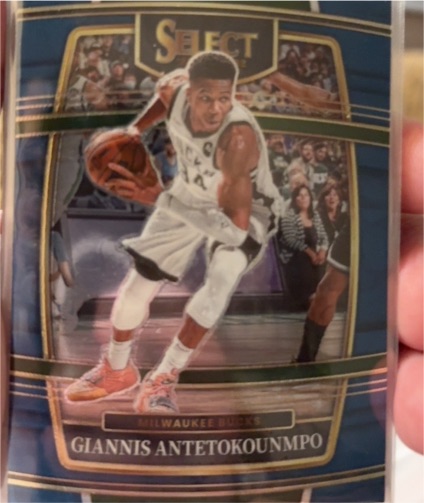 2021-22 Panini Select #35 Giannis Antetokounmpo Blue — front