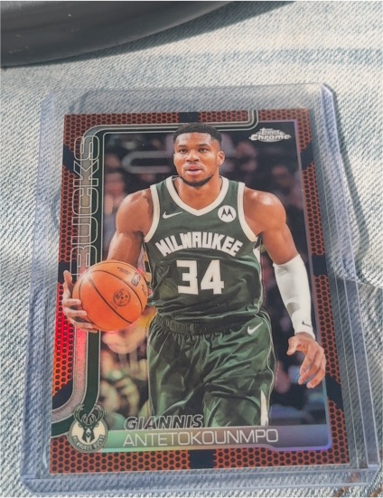 2025 Topps Chrome #137 Giannis Antetokounmpo — front