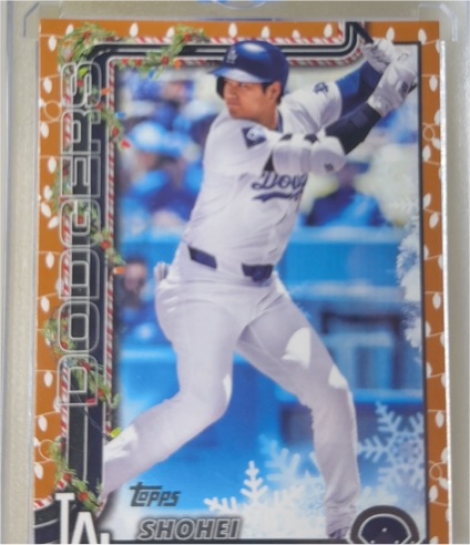 2025 Topps Holiday #H200 Shohei Ohtani Gold Holiday Lights — front