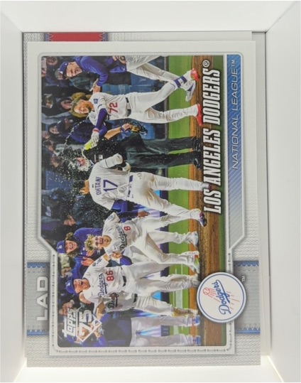 2026 Topps #256 Los Angeles Dodgers Team Card — front