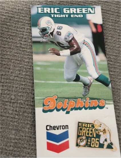 1995 Chevron Miami Dolphins Eric Green #86 Lapel Pin Card — front