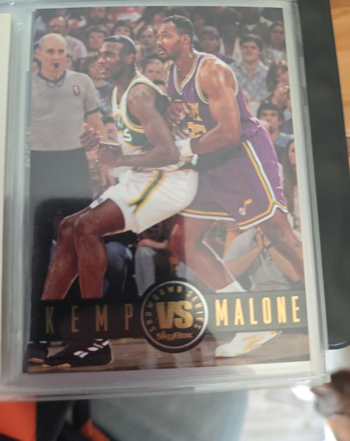 1993-94 SkyBox Showdown Series #SS7 Shawn Kemp vs Karl Malone — front