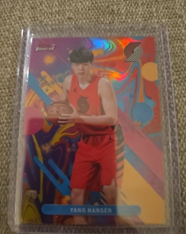 2025-26 Topps Finest #16 Yang Hansen Oil Spill Refractor Rookie — front