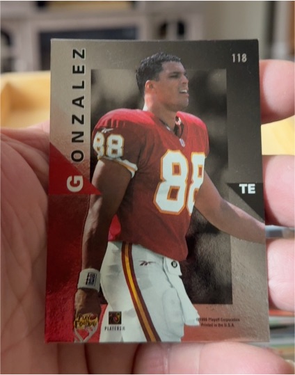 1998 Playoff Momentum #118 Tony Gonzalez — front