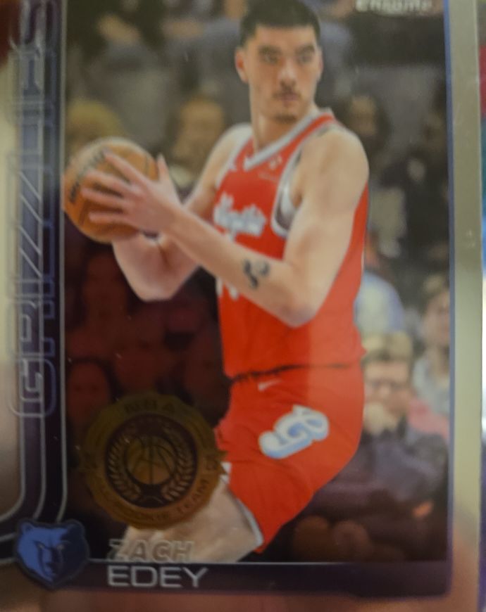2025 Topps Chrome #128 Zach Edey Memphis Grizzlies — front
