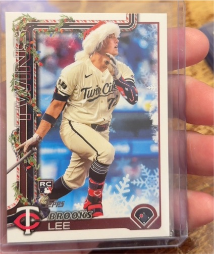 2025 Topps Holiday #H13 Brooks Lee Santa Hat Rookie Card — front