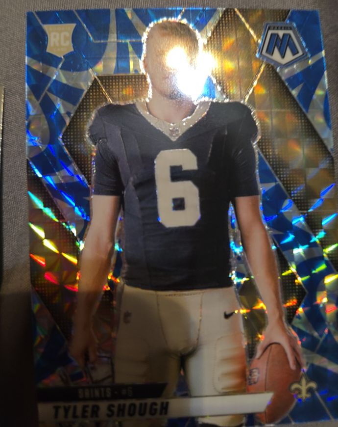 2025 Panini Mosaic #273 Tyler Shough Rookie Variation Blue Scope Prizm — front