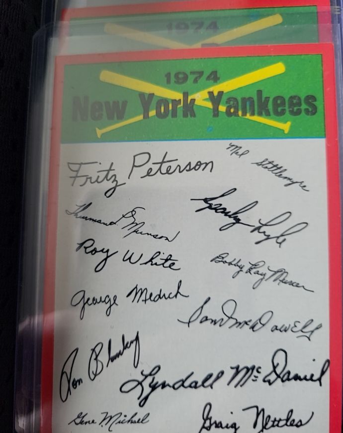 1974 Topps #17 New York Yankees Team Checklist — front