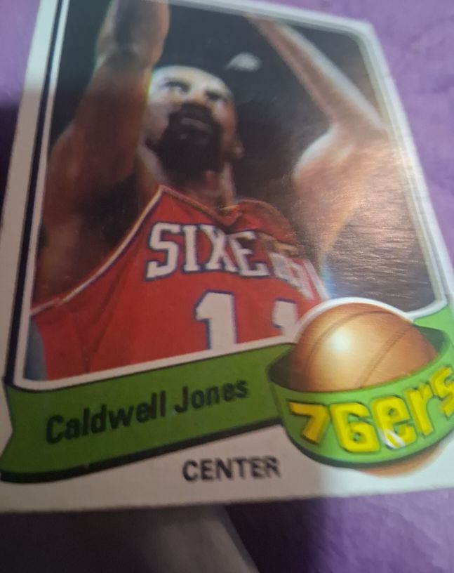 1979-80 Topps #33 Caldwell Jones Philadelphia 76ers — front