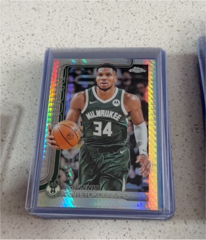 2025-26 Topps Chrome #137 Giannis Antetokounmpo — front