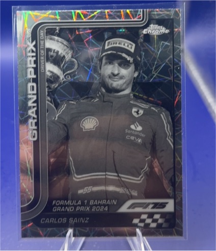 2025 Topps Chrome Formula 1 #122 Carlos Sainz Grand Prix DOTD Black & White Raywave Refractor — front