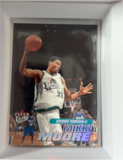 2000 Fleer Ultra #129 Mikki Moore — front