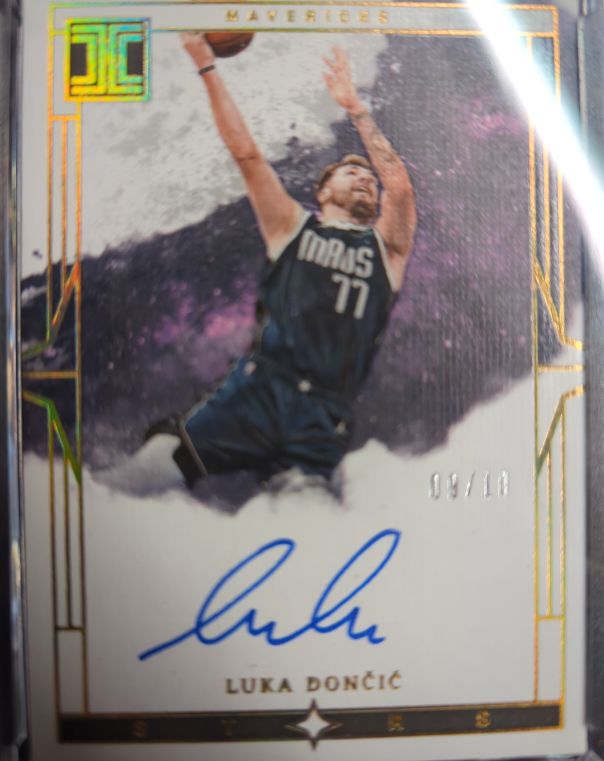 2022-23 Panini Impeccable #16 Luka Dončić — front