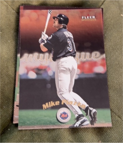 2000 Fleer Mystique #61 Mike Piazza — front