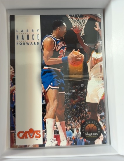 1993-94 SkyBox Premium #51 Larry Nance — front