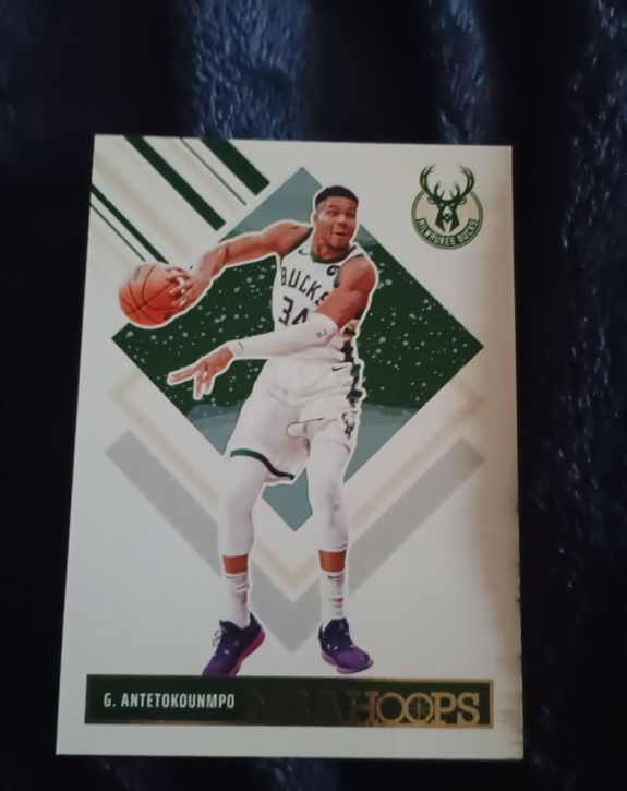 2024-25 Panini NBA Hoops #285 Giannis Antetokounmpo — front