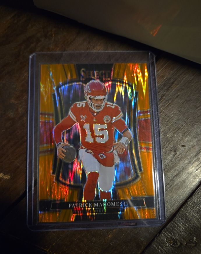 2024 Panini Select #33 Patrick Mahomes II Black & Gold Prizm Shock — front