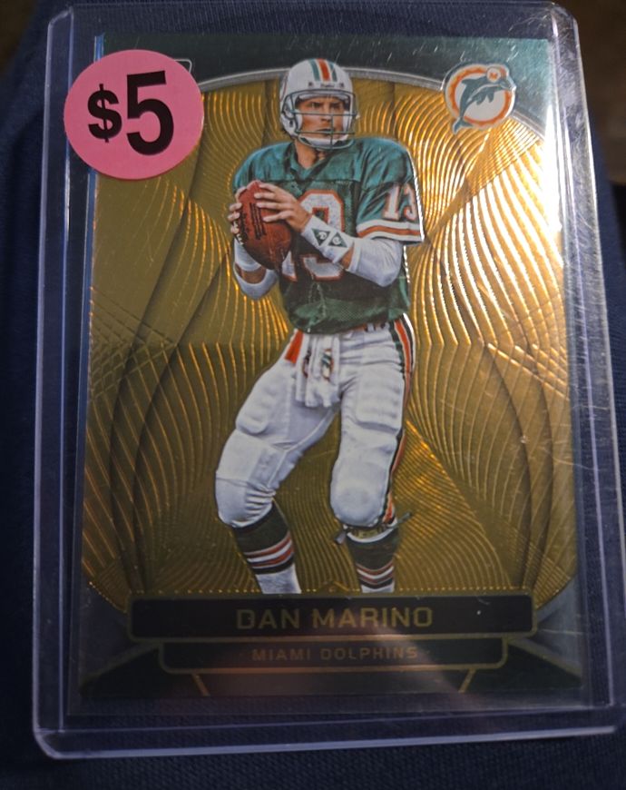 2017 Panini Select Gold Prizm #06/10 Dan Marino — front