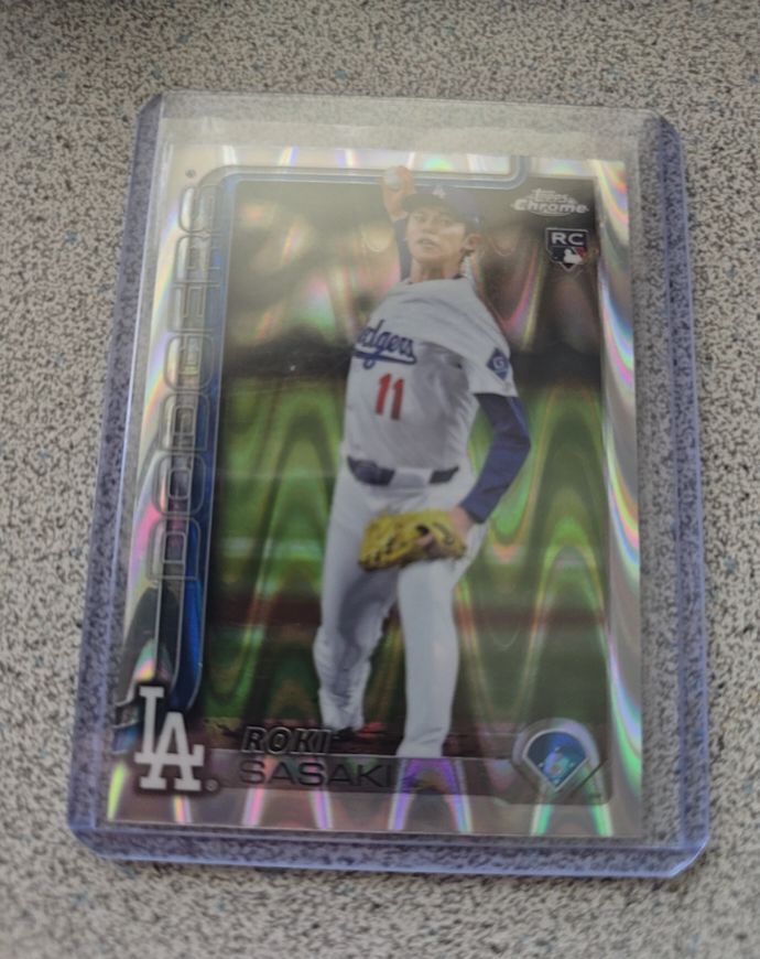 2025 Topps Chrome #217 Roki Sasaki RayWave Refractor Rookie — front