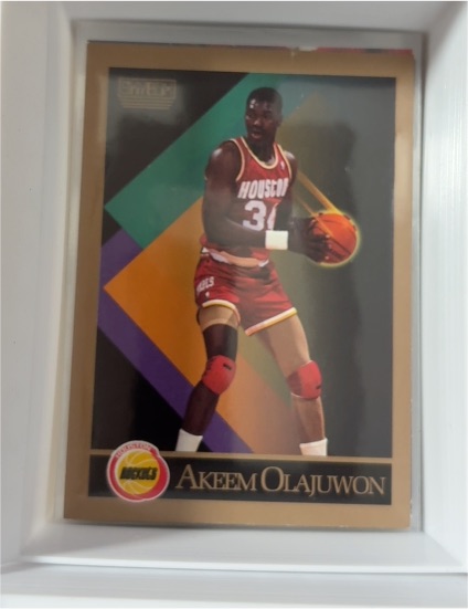 1990-91 SkyBox #110 Akeem Olajuwon — front