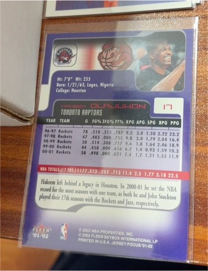 2001 Fleer #17 Hakeem Olajuwon — front