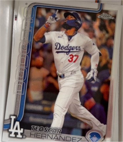 2025 Topps Chrome #128 Teoscar Hernandez — front