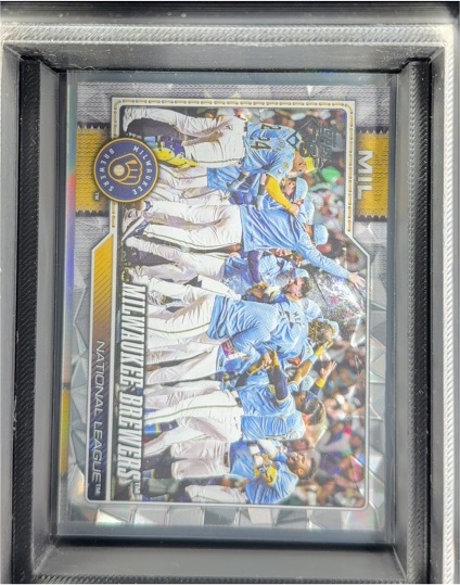 2026 Topps Series 1 #107 Milwaukee Brewers Team Card — front