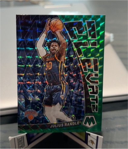 2022-23 Panini Mosaic Elevate #8 Julius Randle Green Mosaic Prizm — front