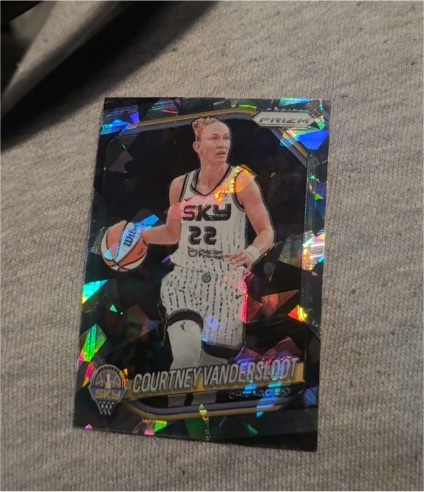 2025 Panini Prizm WNBA #124 Courtney Vandersloot — front