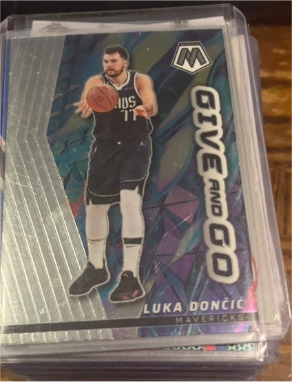 2022-23 Panini Mosaic #5 Luka Dončić — front