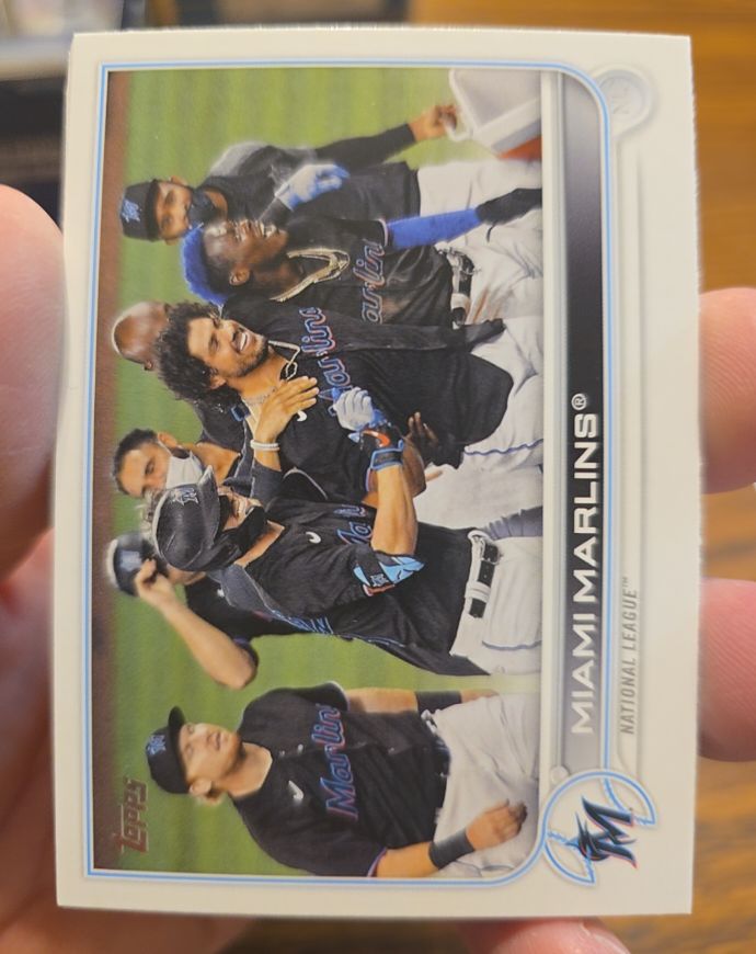 2022 Topps #326 Miami Marlins Team Card — front