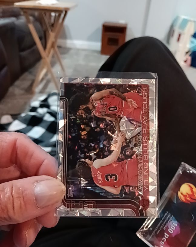 2025-26 Topps #277 Windy City Wonder Young Bulls Play Tough Josh Giddey — front