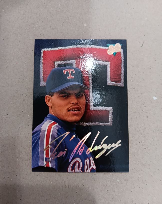 1993 Leaf Studio #133 Ivan Rodriguez Texas Rangers — front